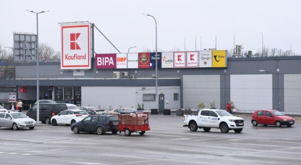 24.01.2025., Sisak - Veliki broj Siscana prikljucio se bojkotu trgovina o cemu svjedoce (polu)prazna parkiralista trgovackih centara.
Photo: Nikola Cutuk/PIXSELL Photo: Nikola Cutuk/PIXSELL