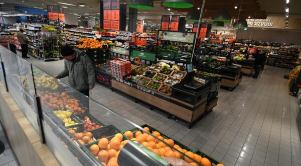 24.01.2025., Bjelovar - Velika vecina Bjelovarcana prikljucila se bojkotu trgovackih lanaca. U trgovinu 'zalutala' tek nekolicina kupaca. Photo: Damir Spehar/PIXSELL