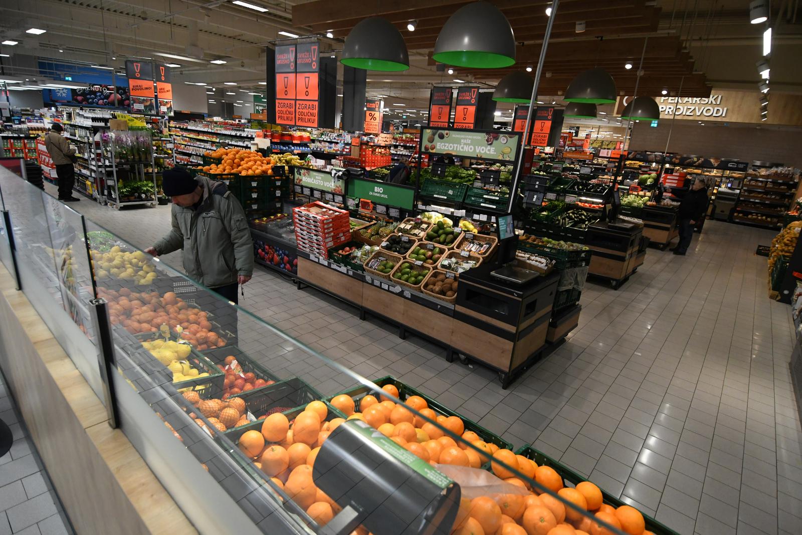 24.01.2025., Bjelovar - Velika vecina Bjelovarcana prikljucila se bojkotu trgovackih lanaca. U trgovinu 'zalutala' tek nekolicina kupaca. Photo: Damir Spehar/PIXSELL