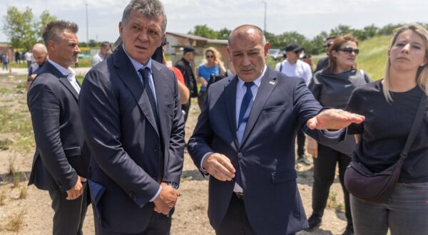 24.06.2024. Vukovar - Ministar Tomo Medved obisao je iskapanja na Petrovackoj doli, potencijalnoj masovnoj grobnici, a onda se susreo s obiteljima nestalih Photo: Borna jaksic/PIXSELL