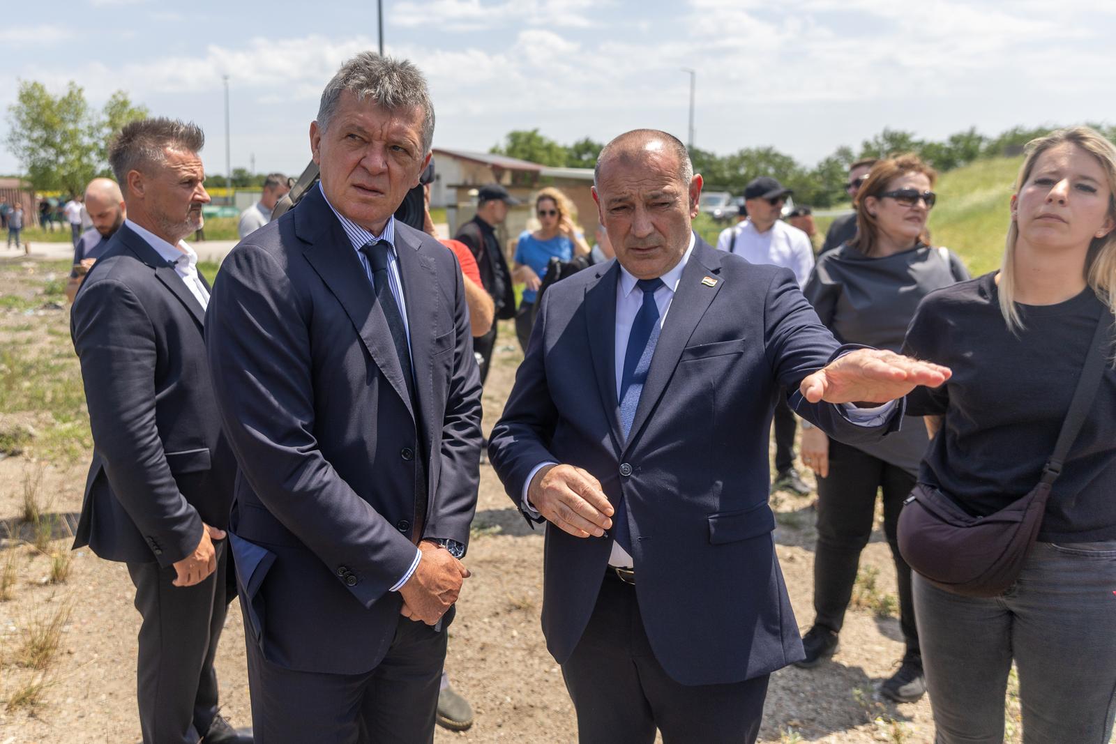 24.06.2024. Vukovar - Ministar Tomo Medved obisao je iskapanja na Petrovackoj doli, potencijalnoj masovnoj grobnici, a onda se susreo s obiteljima nestalih Photo: Borna jaksic/PIXSELL