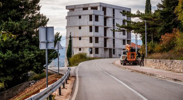 23.11.2023., Imotski, U Centru Imotskog nedaleko od Plavou Jezera Niknula je Zrada koja izlazi iz gabarita normalne gradnje. Investitori su Darko Oreć Igor Petric i Tomislav Karamatic. Photo: Zvonimir Barisin/PIXSELL