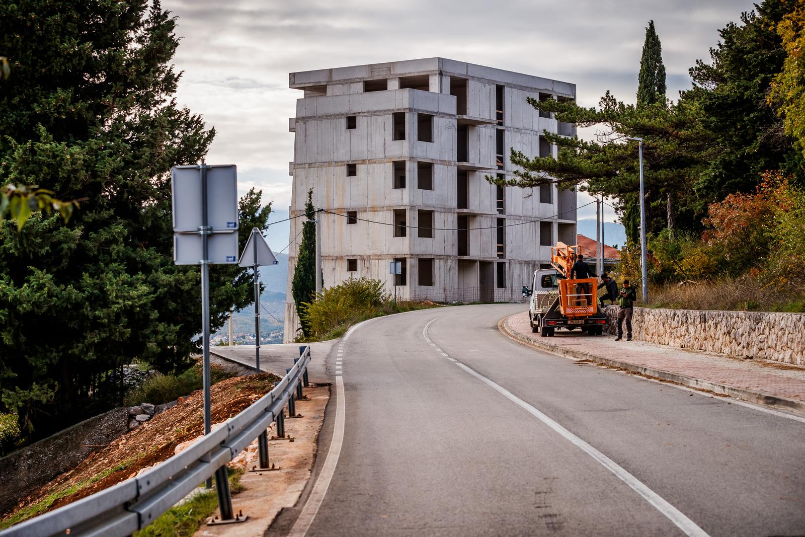 23.11.2023., Imotski, U Centru Imotskog nedaleko od Plavou Jezera Niknula je Zrada koja izlazi iz gabarita normalne gradnje. Investitori su Darko Oreć Igor Petric i Tomislav Karamatic. Photo: Zvonimir Barisin/PIXSELL