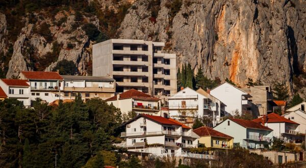 23.11.2023., Imotski, U Centru Imotskog nedaleko od Plavou Jezera Niknula je Zrada koja izlazi iz gabarita normalne gradnje. Investitori su Darko Oreć Igor Petric i Tomislav Karamatic. Photo: Zvonimir Barisin/PIXSELL