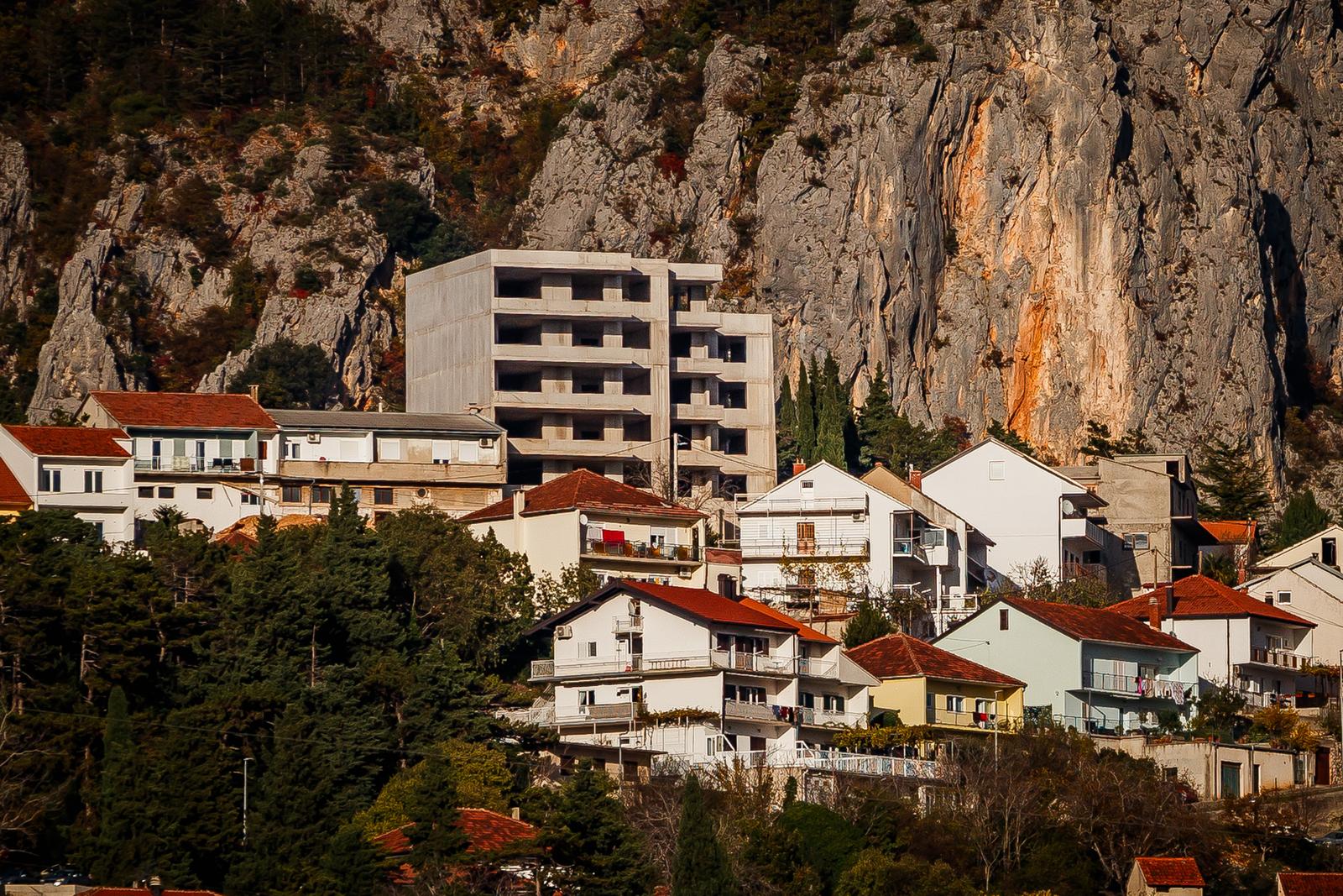 23.11.2023., Imotski, U Centru Imotskog nedaleko od Plavou Jezera Niknula je Zrada koja izlazi iz gabarita normalne gradnje. Investitori su Darko Oreć Igor Petric i Tomislav Karamatic. Photo: Zvonimir Barisin/PIXSELL