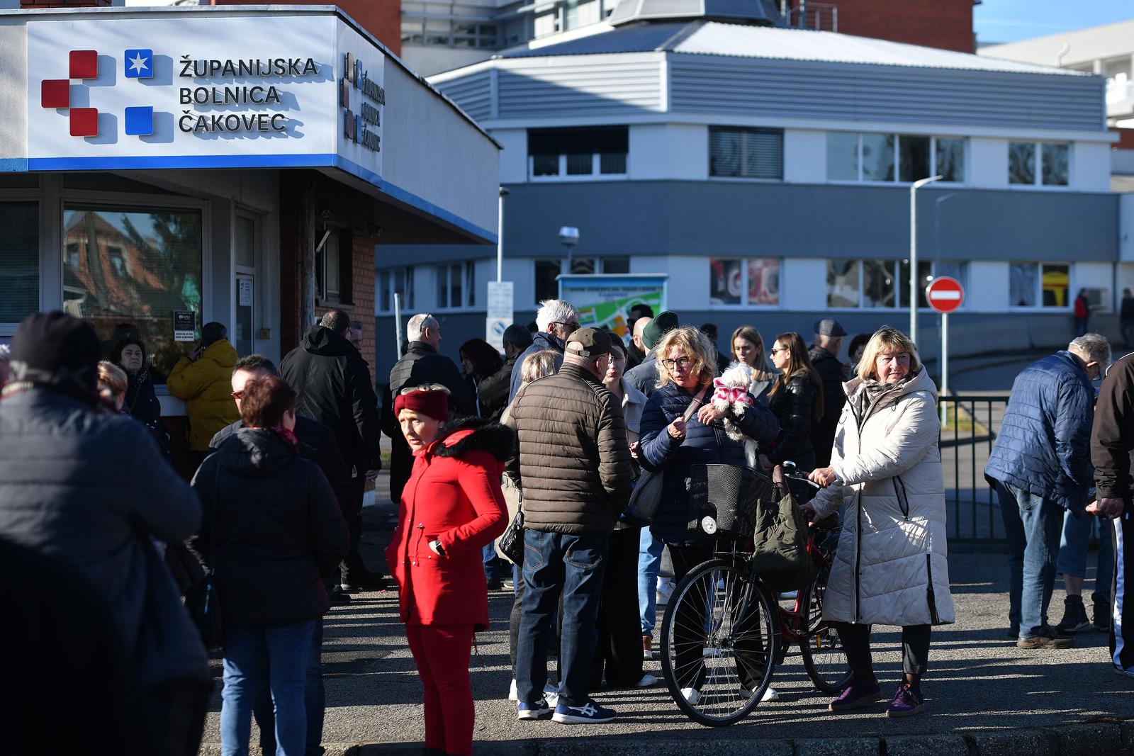 25.01.2025., Cakovec - Stotinjak gradjana spontano se okupilo ispred Zupanijske bolnice Cakovec. Photo: Vjeran Zganec Rogulja/PIXSELL