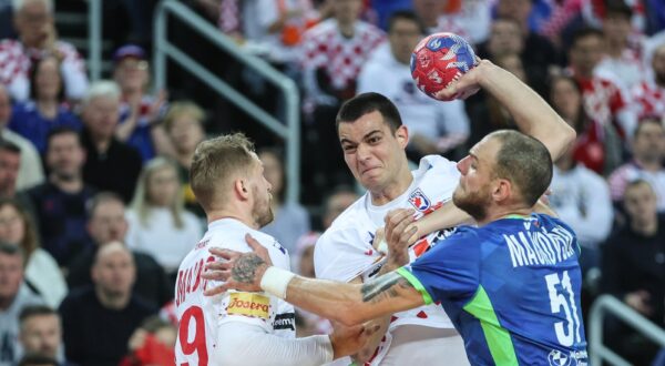 26.01.2025., Arena Zagreb, Zagreb - IHF Svjetsko rukometno prvenstvo 2025., drugi krug, skupina IV, Hrvatska - Slovenija. David Mandic, Mateo Maras, Borut Mackovsek Photo: Sanjin Strukic/PIXSELL