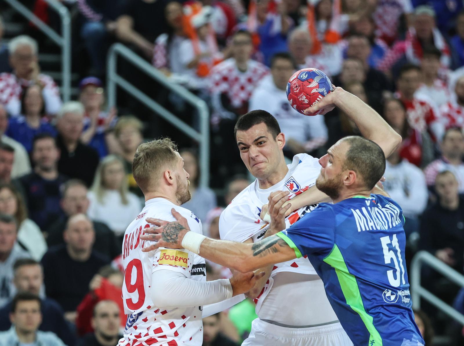 26.01.2025., Arena Zagreb, Zagreb - IHF Svjetsko rukometno prvenstvo 2025., drugi krug, skupina IV, Hrvatska - Slovenija. David Mandic, Mateo Maras, Borut Mackovsek Photo: Sanjin Strukic/PIXSELL