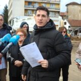 27.01.2025., Karlovac - Konferencija za medije   saborskog zastupnika Mosta, Zvonimira Troskota zajedno s gradanima i stanarima Zvijezde o problemima upravljanja zgradama i negativnim utjecajima radova na aglomeraciji cime su ostecene brojne kuce. Najnovije ostecenje vidljivo je u stanu Katice Ivsic kojoj su popucali zidovi u stanu.  Photo: Kristina Stedul Fabac/PIXSELL