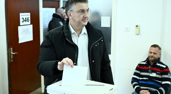 29.12.2024., Zagreb - Predsjednik Vlade i Hrvatske demokratske zajednice Andrej Plenkovic glasovao na birackom mjestu 346 - Jelenovac.  Photo: Marko Lukunic/PIXSELL