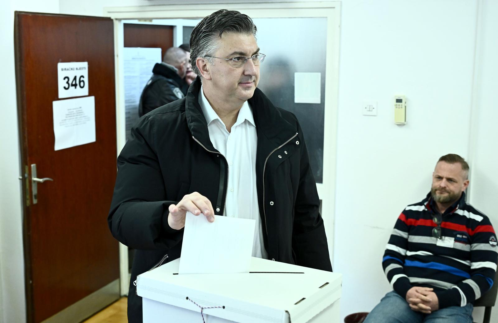 29.12.2024., Zagreb - Predsjednik Vlade i Hrvatske demokratske zajednice Andrej Plenkovic glasovao na birackom mjestu 346 - Jelenovac.  Photo: Marko Lukunic/PIXSELL