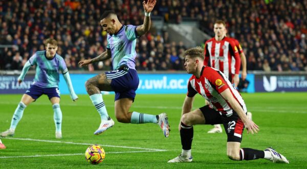 Soccer Football - Premier League - Brentford v Arsenal - GTech Community Stadium, London, Britain - January 1, 2025 Arsenal's Gabriel Jesus in action with Brentford's Nathan Collins Action Images via Reuters/Matthew Childs EDITORIAL USE ONLY. NO USE WITH UNAUTHORIZED AUDIO, VIDEO, DATA, FIXTURE LISTS, CLUB/LEAGUE LOGOS OR 'LIVE' SERVICES. ONLINE IN-MATCH USE LIMITED TO 120 IMAGES, NO VIDEO EMULATION. NO USE IN BETTING, GAMES OR SINGLE CLUB/LEAGUE/PLAYER PUBLICATIONS. PLEASE CONTACT YOUR ACCOUNT REPRESENTATIVE FOR FURTHER DETAILS.. Photo: Matthew Childs/REUTERS