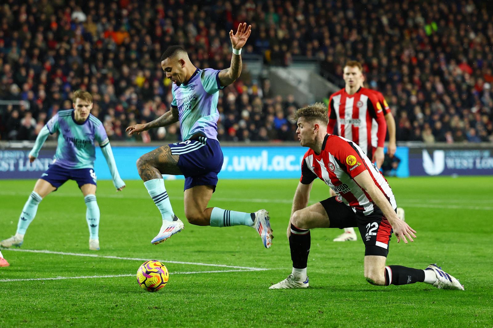 Soccer Football - Premier League - Brentford v Arsenal - GTech Community Stadium, London, Britain - January 1, 2025 Arsenal's Gabriel Jesus in action with Brentford's Nathan Collins Action Images via Reuters/Matthew Childs EDITORIAL USE ONLY. NO USE WITH UNAUTHORIZED AUDIO, VIDEO, DATA, FIXTURE LISTS, CLUB/LEAGUE LOGOS OR 'LIVE' SERVICES. ONLINE IN-MATCH USE LIMITED TO 120 IMAGES, NO VIDEO EMULATION. NO USE IN BETTING, GAMES OR SINGLE CLUB/LEAGUE/PLAYER PUBLICATIONS. PLEASE CONTACT YOUR ACCOUNT REPRESENTATIVE FOR FURTHER DETAILS.. Photo: Matthew Childs/REUTERS