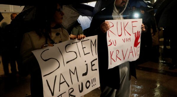 People hold placards reading "System is rotten" and "Your hands are bloody" during a protest, as government hold National Security Council after a gunman in Cetinje killed several people in a rampage, in Podgorica, Montenegro, January 3, 2025. REUTERS/Stevo Vasiljevic Photo: STEVO VASILJEVIC/REUTERS