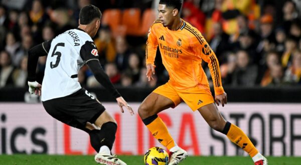 Soccer Football - LaLiga - Valencia v Real Madrid - Estadio de Mestalla, Valencia, Spain - January 3, 2025 Real Madrid's Jude Bellingham in action with Valencia's Enzo Barrenechea REUTERS/Pablo Morano Photo: Pablo Morano/REUTERS