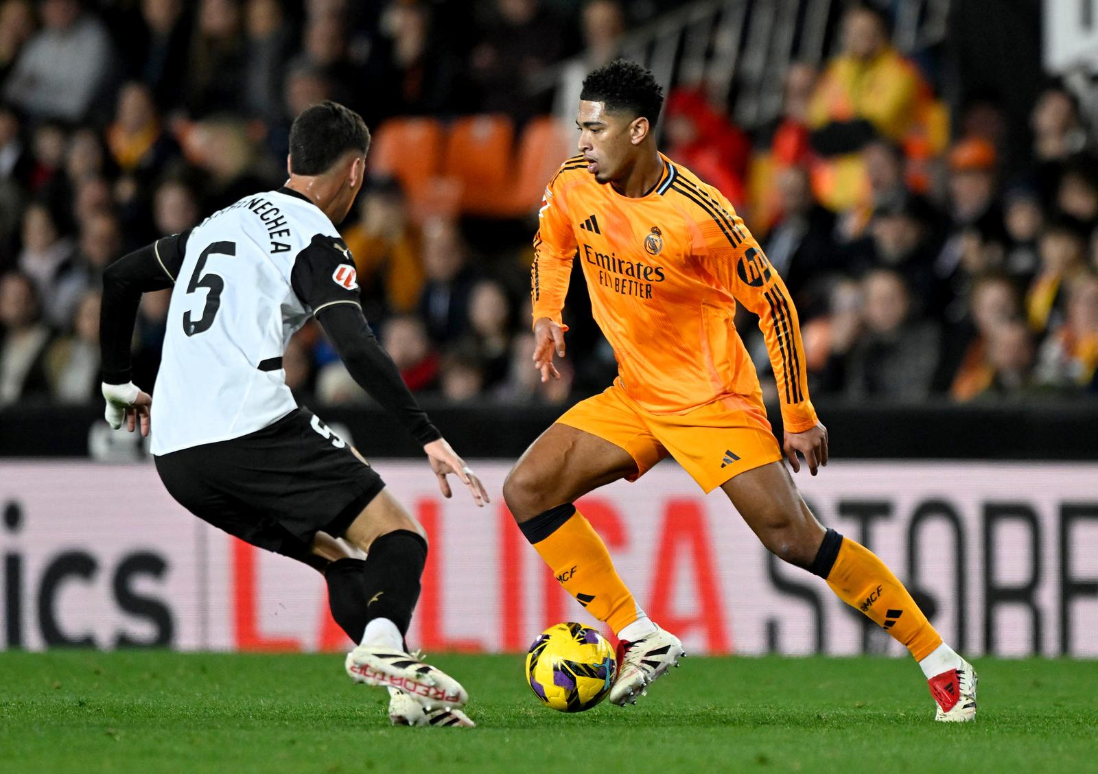 Soccer Football - LaLiga - Valencia v Real Madrid - Estadio de Mestalla, Valencia, Spain - January 3, 2025 Real Madrid's Jude Bellingham in action with Valencia's Enzo Barrenechea REUTERS/Pablo Morano Photo: Pablo Morano/REUTERS