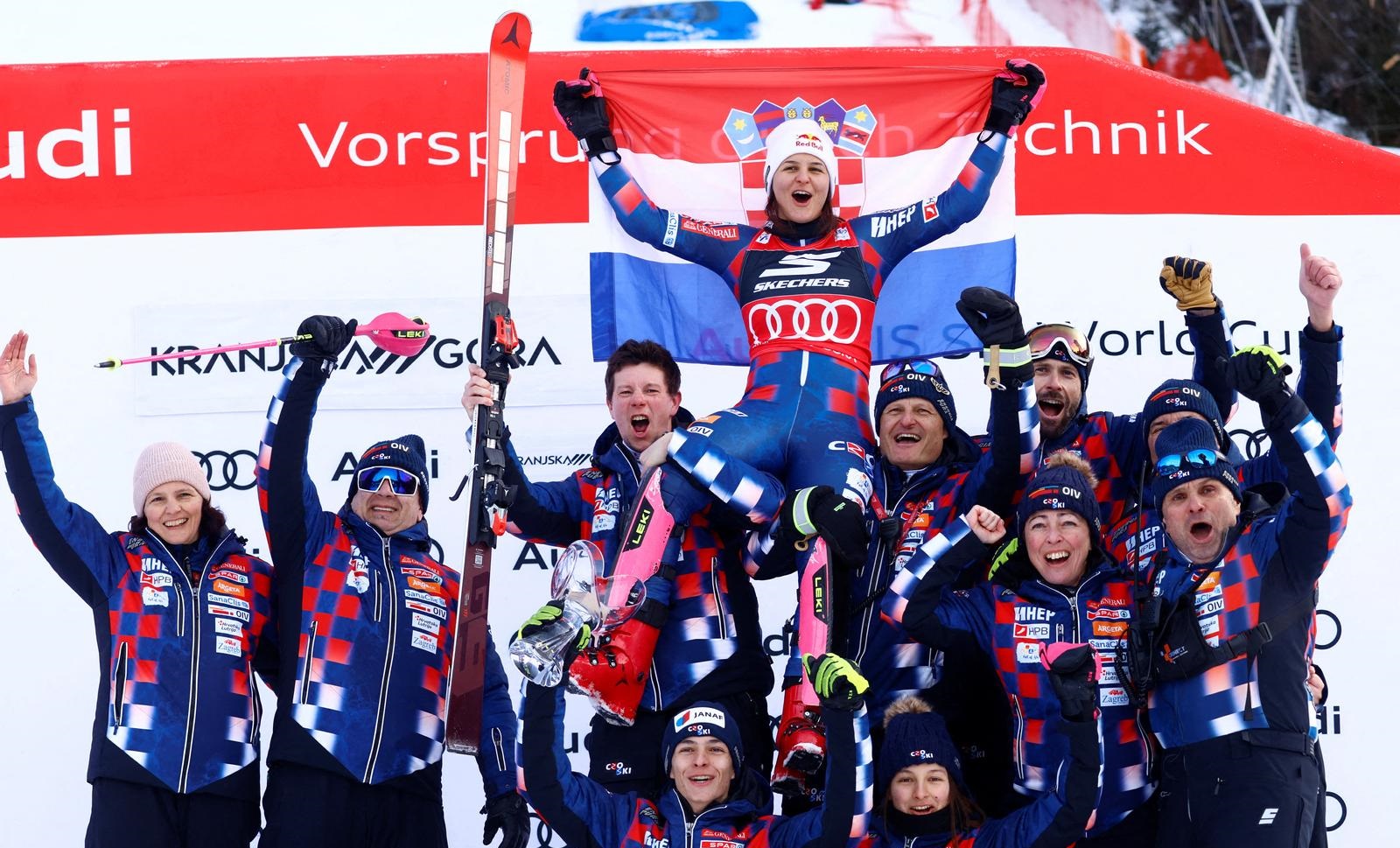 Alpine Skiing - FIS Alpine Ski World Cup - Women's Slalom - Kranjska Gora, Slovenia - January 5, 2025 Croatia's Zrinka Ljutic celebrates on the podium with teammates after winning the women's slalom REUTERS/Borut Zivulovic     TPX IMAGES OF THE DAY Photo: Borut Zivulovic/REUTERS