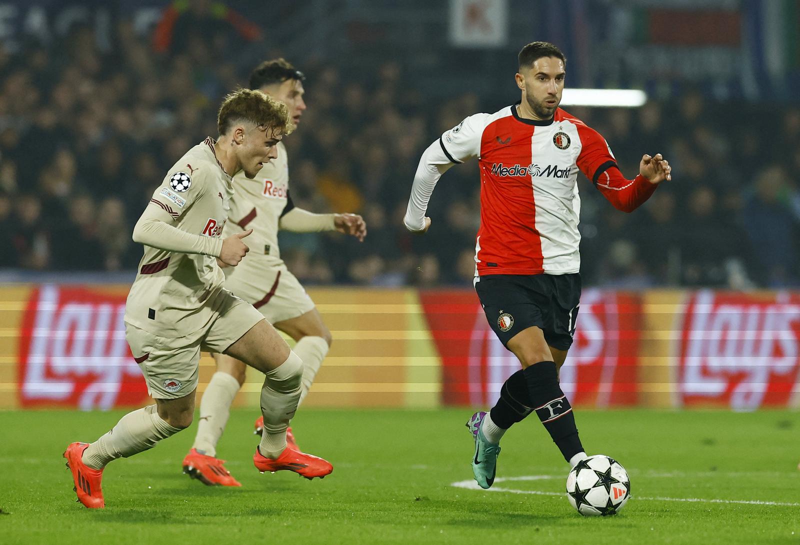 Soccer Football - Champions League - Feyenoord v FC Salzburg - Feyenoord Stadium, Rotterdam, Netherlands - November 6, 2024 Feyenoord's Luka Ivanusec in action with FC Salzburg's Bobby Clark REUTERS/Piroschka Van De Wouw Photo: Piroschka van de Wouw/REUTERS