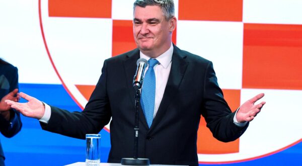 Croatian President and presidential candidate Zoran Milanovic gestures on stage after the first unofficial results of the second round of the presidential election, at Zoran Milanovic's headquarters in Zagreb, Croatia, January 12, 2025. REUTERS/Antonio Bronic Photo: Antonio Bronic/REUTERS