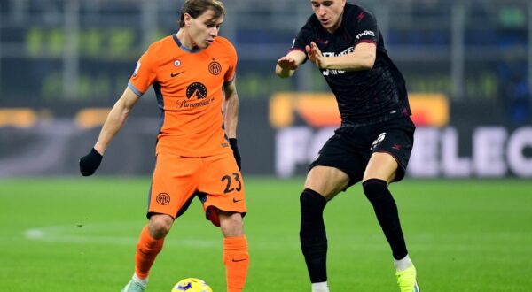 Soccer Football - Serie A - Inter Milan v Salernitana - San Siro, Milan, Italy - February 16, 2024 Inter Milan's Nicolo Barella in action with Salernitana's Toma Basic REUTERS/Daniele Mascolo Photo: Daniele Mascolo/REUTERS