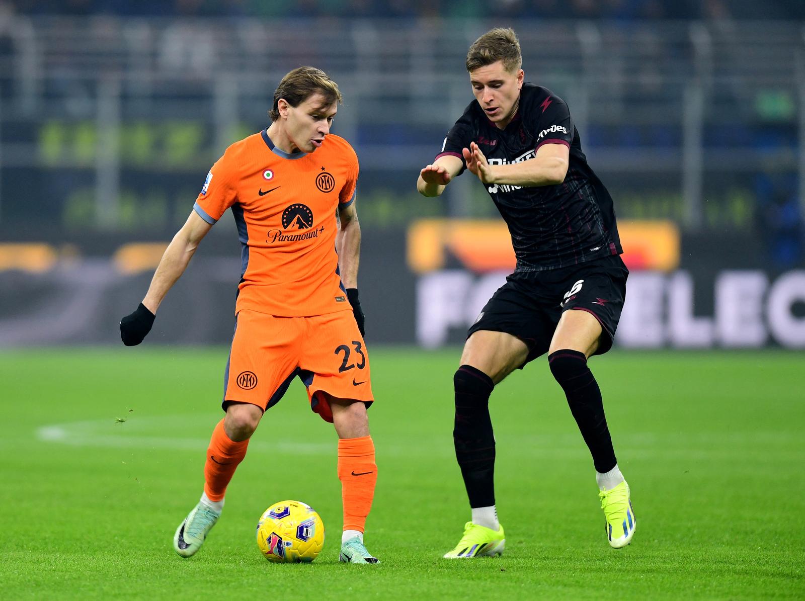 Soccer Football - Serie A - Inter Milan v Salernitana - San Siro, Milan, Italy - February 16, 2024 Inter Milan's Nicolo Barella in action with Salernitana's Toma Basic REUTERS/Daniele Mascolo Photo: Daniele Mascolo/REUTERS