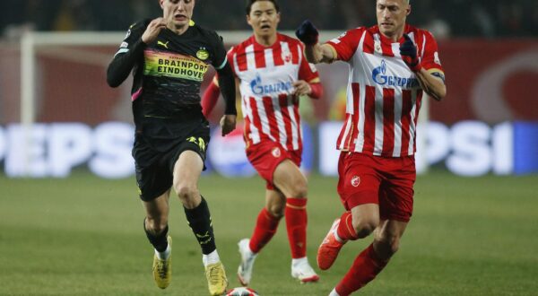 Soccer Football - Champions League - Crvena Zvezda v PSV Eindhoven - Rajko Mitic Stadium, Belgrade, Serbia - January 21, 2025 PSV Eindhoven's Guus Til in action with Crvena Zvezda's Uros Spajic REUTERS/Novak Djurovic Photo: NOVAK DJUROVIC/REUTERS