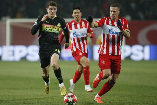 Soccer Football - Champions League - Crvena Zvezda v PSV Eindhoven - Rajko Mitic Stadium, Belgrade, Serbia - January 21, 2025 PSV Eindhoven's Guus Til in action with Crvena Zvezda's Uros Spajic REUTERS/Novak Djurovic Photo: NOVAK DJUROVIC/REUTERS