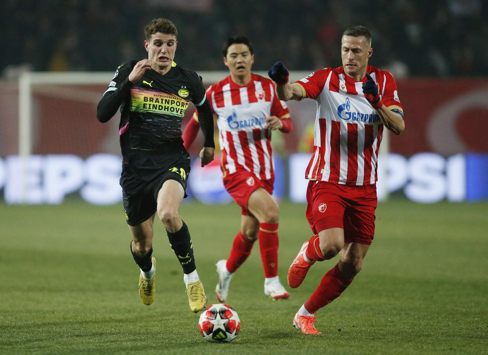 Soccer Football - Champions League - Crvena Zvezda v PSV Eindhoven - Rajko Mitic Stadium, Belgrade, Serbia - January 21, 2025 PSV Eindhoven's Guus Til in action with Crvena Zvezda's Uros Spajic REUTERS/Novak Djurovic Photo: NOVAK DJUROVIC/REUTERS