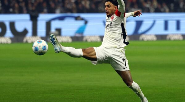 Soccer Football - Bundesliga - Eintracht Frankfurt v Werder Bremen - Deutsche Bank Park, Frankfurt, Germany - November 23, 2024 Eintracht Frankfurt's Omar Marmoush in action REUTERS/Kai Pfaffenbach DFL REGULATIONS PROHIBIT ANY USE OF PHOTOGRAPHS AS IMAGE SEQUENCES AND/OR QUASI-VIDEO. Photo: Kai Pfaffenbach/REUTERS