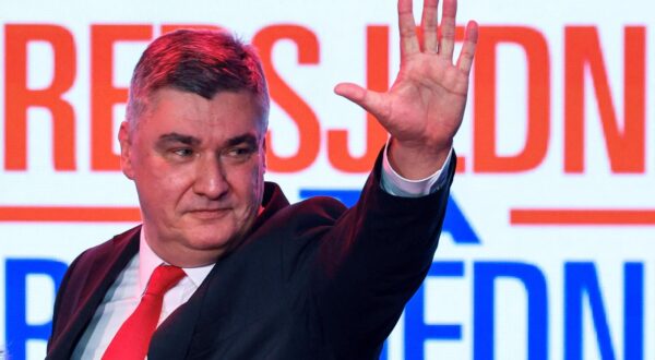 Croatian President and presidential candidate Zoran Milanovic waves to supporters, after the first results of Croatia's presidential election, in Zagreb, Croatia, December 29, 2024. REUTERS/Antonio Bronic Photo: Antonio Bronic/REUTERS