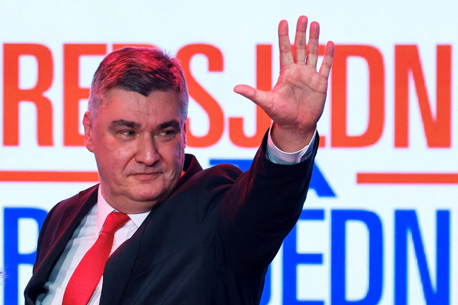 Croatian President and presidential candidate Zoran Milanovic waves to supporters, after the first results of Croatia's presidential election, in Zagreb, Croatia, December 29, 2024. REUTERS/Antonio Bronic Photo: Antonio Bronic/REUTERS