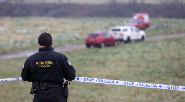 16.01.2025., Zagreb - Vatrogasci, policija, HGSS i Civilna zastita uz rijeku Savu gdje se pripremaju za nastavak potraga ze nestalim dijetetom u rijeci. Photo: Igor Kralj/PIXSELL