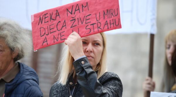 Pučišća: Slab odaziv na prosvjed protiv nasilja u školi 05.11.2018., Pucisca, Brac - Prosvjed protiv nasilja u skoli okupio je, uz roditelje djecaka zrtve vrsnjackog nasilja, tek nekoliko prosvjednika.rrPhoto: Ivo Cagalj/PIXSEL