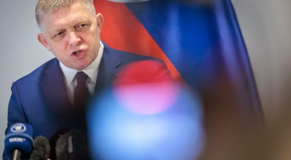 epa11814810 Slovakia's Prime Minister Robert Fico addresses a press conference in the Slovak permanent representation in Brussels, Belgium, 09 January 2025. The Slovakian prime minister is in Brussels to discuss the termination of the Russian gas transit to Europe through Ukraine.   EPA/OLIVIER MATTHYS