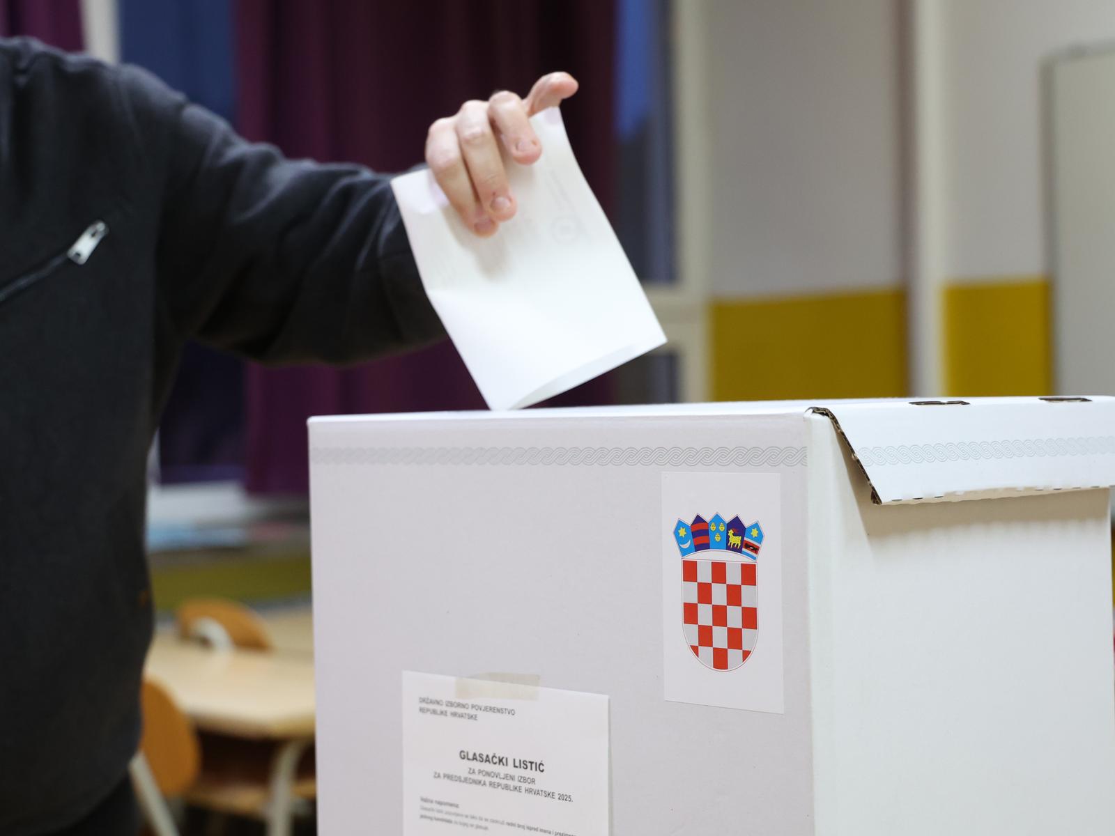 12.01.2025.,Sibenik-.Drugi krug glasovanja za izbor predsjednika Republike Hrvatske. Photo: Dusko Jaramaz/PIXSELL