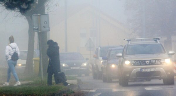 21.11.2024., Sisak - Gusta magla otezava promet. Photo: Nikola Cutuk/PIXSELL