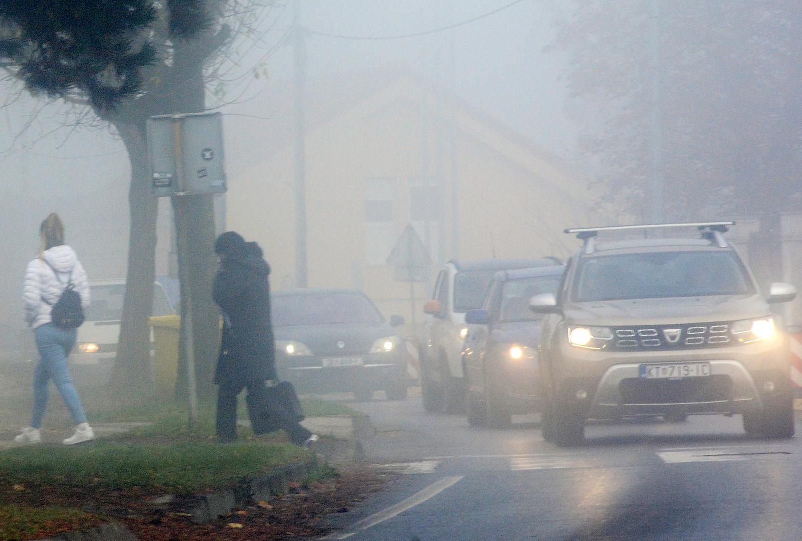 21.11.2024., Sisak - Gusta magla otezava promet. Photo: Nikola Cutuk/PIXSELL