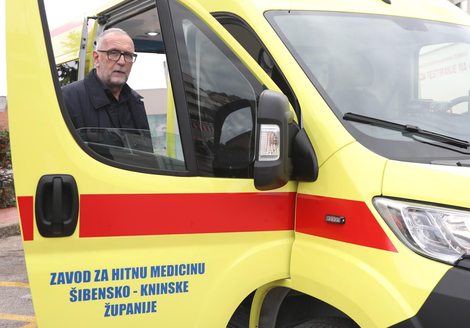 28.12.2023.,Sibenik-Ispred Objedinjenog hitnog bolnickog prijama (OHBP) u  odrzana je  konferencija za medije povodom primopredaje novog vozila hitne medicinske sluzbe.Konferenciji su prisustvovali sibensko-kninski zupan dr. sc. Marko Jeliæ i sluzbenica ovlastena za privremeno obavljanje poslova procelnika Upravnog odjela za zdravstvo, socijalnu skrb, branitelje i civilne stradalnike iz Domovinskog rata Marica Spahija, te ravnatelj Zavoda za javno zdravstvo Sibensko-kninske zupanije Tomislav Jukic.  Photo: Dusko Jaramaz/PIXSELL