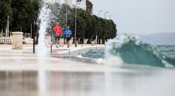 24.10.2023., Zadar - U Zadru puse jugo i pada kisa Photo: Sime Zelic/PIXSELL