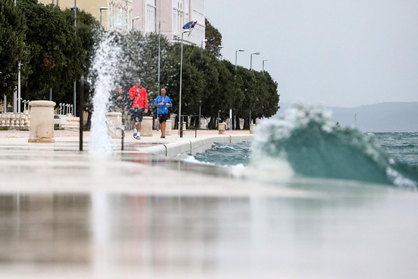 24.10.2023., Zadar - U Zadru puse jugo i pada kisa Photo: Sime Zelic/PIXSELL