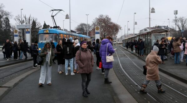 16.01.2025., Zagreb - Zastoj tramvajskoj prometa u Dubravi uzrokovao je sudar osobnih vozila na tramvajskoj pruzi na Maksimirskoj cesti. ZET obavjestava da putnike izmedju Dribrave i Kvaternikovog trga prevoze autobusi dok se ne ukone voziila sa tramvajske pruge.   Photo: Patrik Macek/PIXSELL