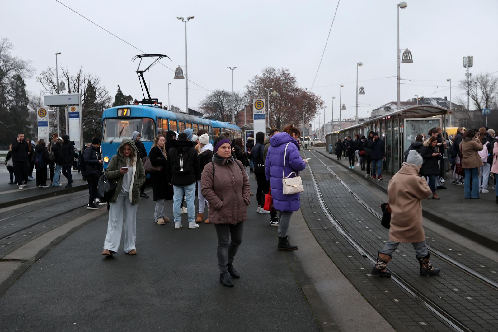 16.01.2025., Zagreb - Zastoj tramvajskoj prometa u Dubravi uzrokovao je sudar osobnih vozila na tramvajskoj pruzi na Maksimirskoj cesti. ZET obavjestava da putnike izmedju Dribrave i Kvaternikovog trga prevoze autobusi dok se ne ukone voziila sa tramvajske pruge.   Photo: Patrik Macek/PIXSELL