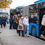 01.11.2024., Zagreb - Na blagdan Svih svetih, ZET je uveo posebne prometne mjere, a od proteklog vikenda na prometnim trasama prema gradskim grobljima u primjeni su dodatni kapaciteti. Prijevoz autobusom do groblja je besplatan, stoga se veliki broj gradjana uputio gradskim prijevozom do groblja. Photo: Neva Zganec/PIXSELL