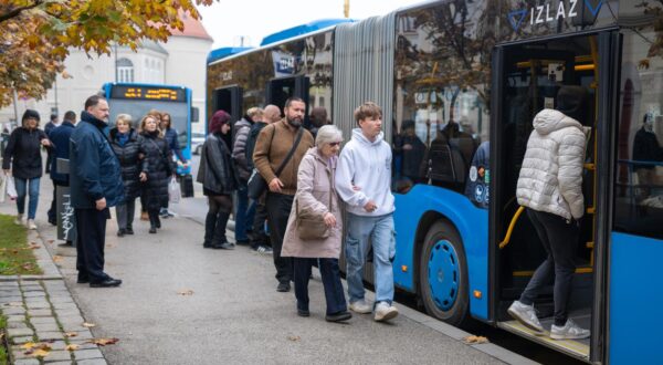 01.11.2024., Zagreb - Na blagdan Svih svetih, ZET je uveo posebne prometne mjere, a od proteklog vikenda na prometnim trasama prema gradskim grobljima u primjeni su dodatni kapaciteti. Prijevoz autobusom do groblja je besplatan, stoga se veliki broj gradjana uputio gradskim prijevozom do groblja. Photo: Neva Zganec/PIXSELL