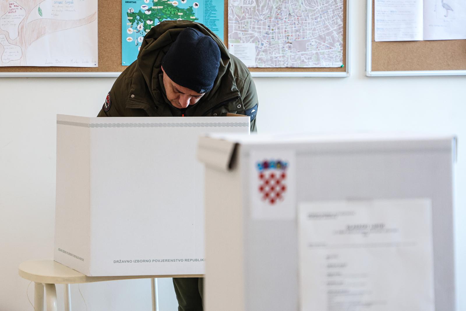 29.12.2024., Zagreb - Gradjani na biralistima glasuju za novu predsjednicu ili novog predsjednika Republike Hrvatske. Photo: Luka Stanzl/PIXSELL