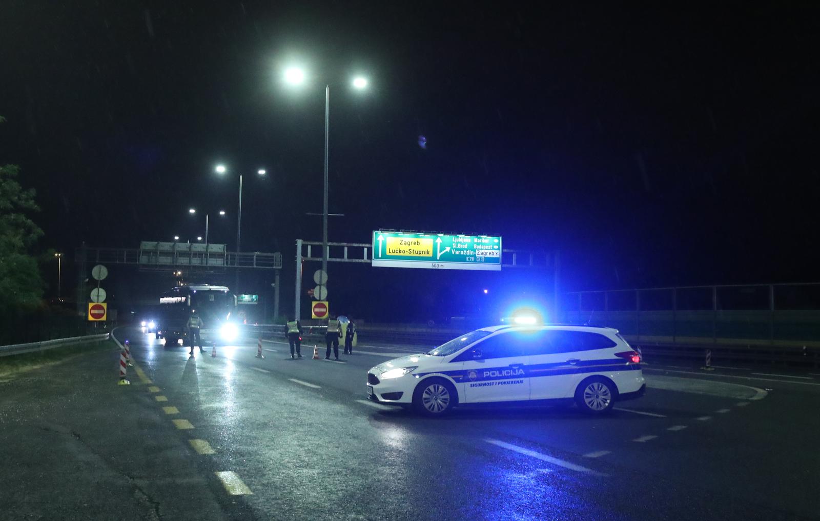 22.05.2022.,Zagreb,Lucko - Nakon utakmice Dinamo - Hajduk (3:1), krenuo je masovni povratak Torcide prema jugu, a na putu su izbili i neredi, odnosno opca tucnjava s policijom, pa je tako zatvorena dionica autoceste A1 između cvorova Lucko i Karlovac. Autocesta je zatvorena u oba smjera.  Photo: Goran Stanzl/PIXSELL