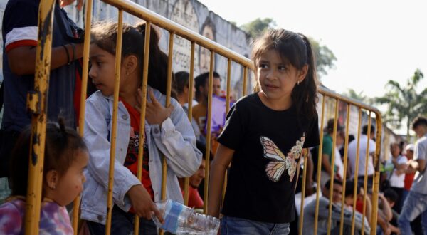 TAPACHULA, MEXICO-JANUARY 21 Migrant girls await resolution with their parents after their CBP One appointments to travel to the United States were canceled, in Tapachula, Mexico, on January 21, 2025. Jose Eduardo Torres Cancino / Anadolu/ABACAPRESS.COM,Image: 956269323, License: Rights-managed, Restrictions: , Model Release: no, Credit line: AA/ABACA / Abaca Press / Profimedia