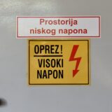 03.03.2015., Zadar - Trgovacki centar Kaufland, ilustracije. Kontradiktorni natpis u garazi na ormaricu za struju.  "nPhoto: Dino Stanin/PIXSELL