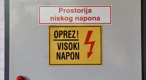 03.03.2015., Zadar - Trgovacki centar Kaufland, ilustracije. Kontradiktorni natpis u garazi na ormaricu za struju.  "nPhoto: Dino Stanin/PIXSELL