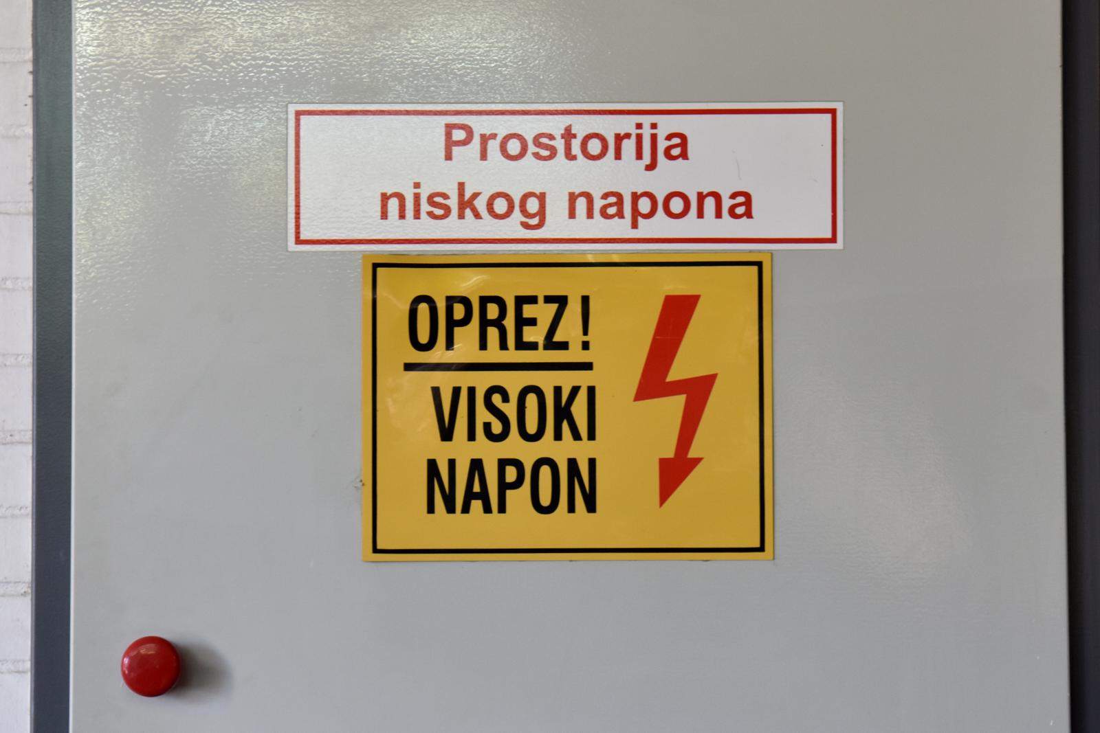 03.03.2015., Zadar - Trgovacki centar Kaufland, ilustracije. Kontradiktorni natpis u garazi na ormaricu za struju.  "nPhoto: Dino Stanin/PIXSELL